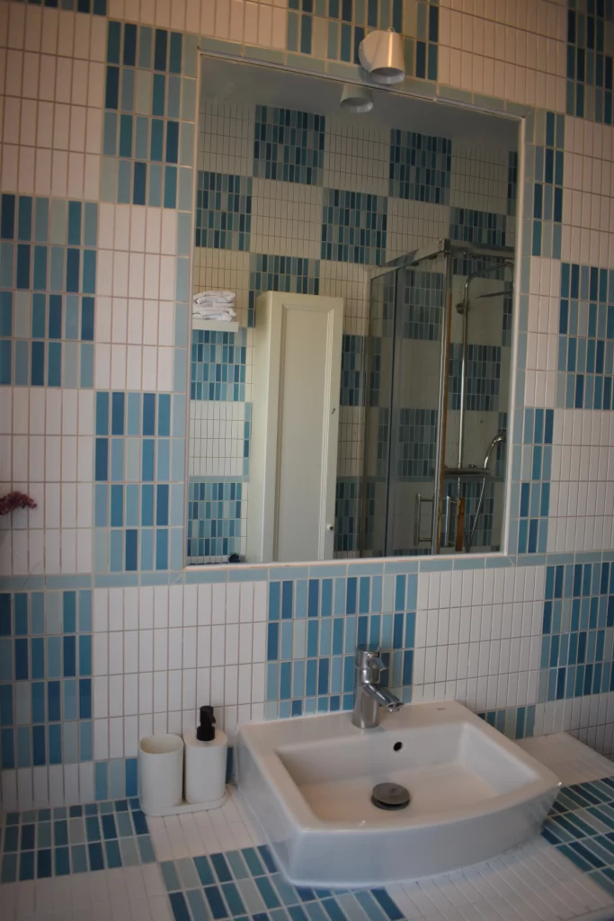 Lavabo y espejo del cuarto de baño vista lateral